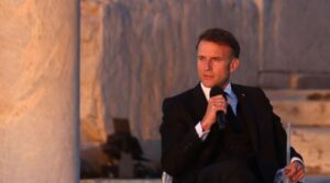 Val de furie în Franța: Macron, aspru criticat după ce a fost surprins la plajă în plină criză națională