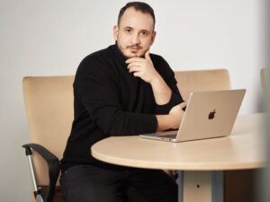 ZF IT Generation. Start-up Update. Radu Meteş, cofondator, eAWB – marketplace de servicii de curierat: Am lansat serviciul de livrări din România în Uniunea Europeană şi invers şi estimăm că ne va aduce 15-20% din venituri. În primul semestru, numărul de comenzi s-a triplat şi mizăm în continuare pe acelaşi ritm de creştere. În paralel lucrăm şi la platforma europeană