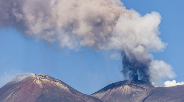 A erupt vulcanul Etna! Zboruri suspendate, avertisment pentru românii din Italia