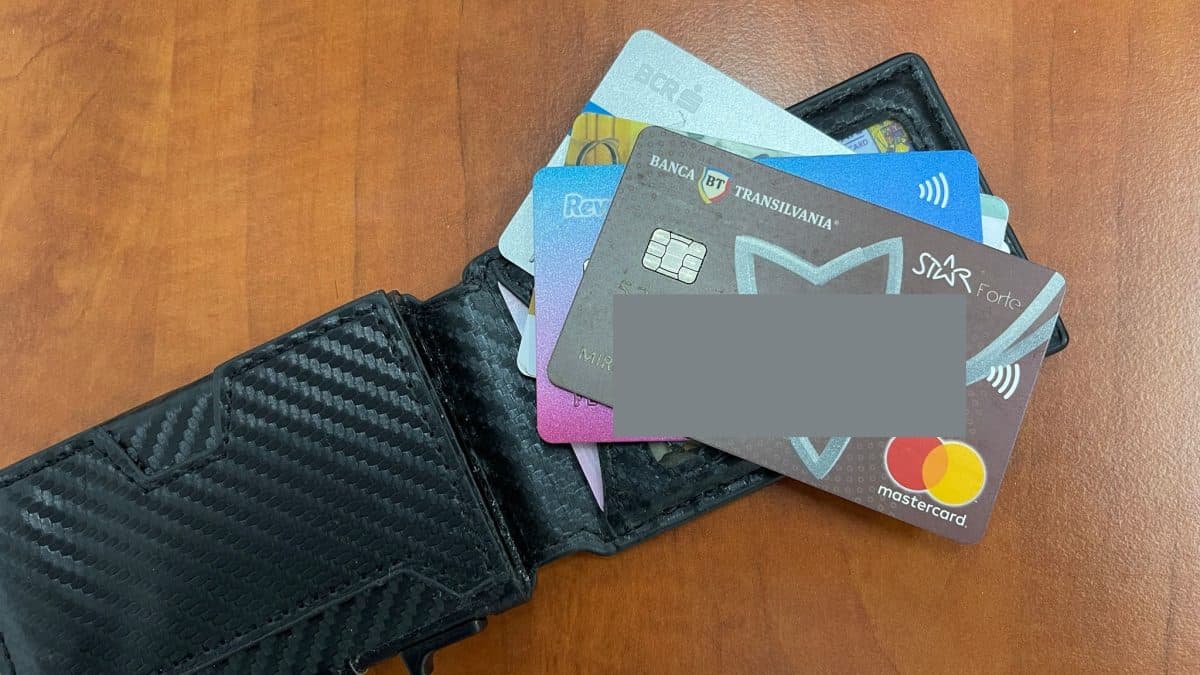 A găsit un card într-un ATM, iar acțiunea care a urmat i-a adus unei femei din Alba Iulia o trimitere în judecată. Ce a
