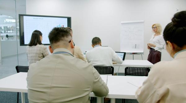 Absurditatea Start-Up Nation. 50.000 € de la stat, pentru orice tânăr care se declară rom