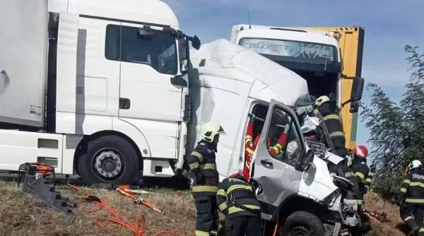Accident cumplit pe DN 6, în Caraș-Severin. Două femei au murit după ce microbuzul a fost prins între două TIR-uri