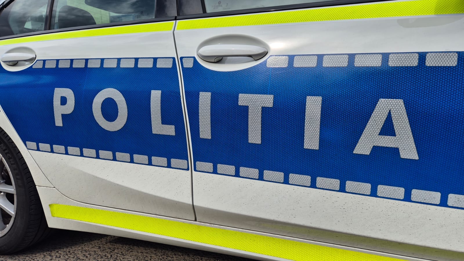Accident pe DN 14B, între Teiuș și Blaj. Un tânăr băut a ajuns cu mașina într-un parapet, după o depășire