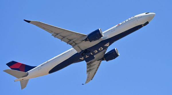 Alertă la bordul unui avion care efectua o cursă spre SUA. Aterizare de urgență în Portugalia. 11 pasageri au avut nevoi