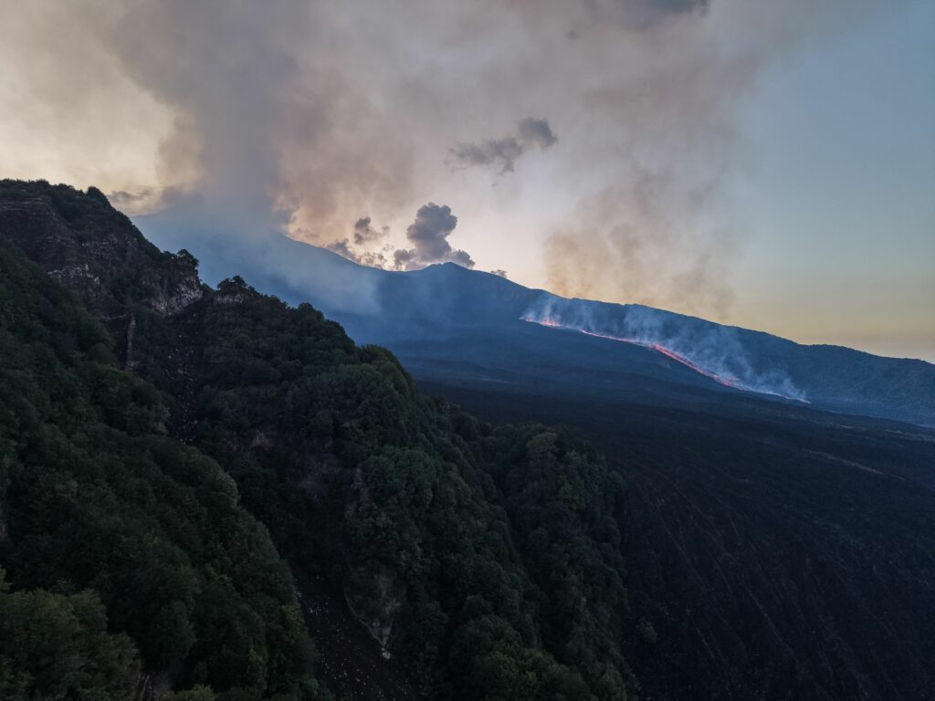 Alertă roșie în Sicilia. Etna închide din nou cerul deasupra aeroportului din Catania