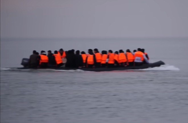 Aproape 800 de migranți au traversat Canalul Mânecii într-o singură zi, un record pentru 2026