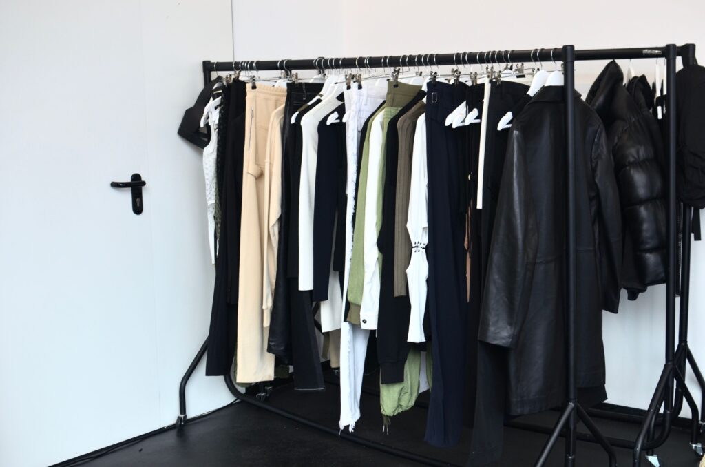 Aproape trei sferturi dintre români au cumpărat haine second-hand, în ultimii trei ani, potrivit unui sondaj de speciali