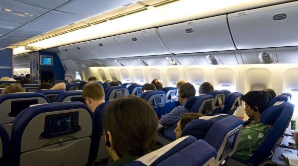 Atenție cum te îmbraci în avion! Ce spun însoțitorii de bord despre riscurile pentru sănătate