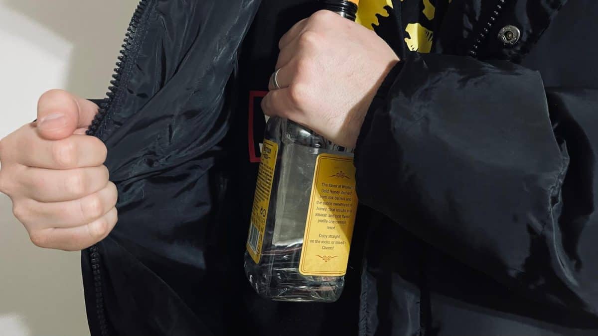 Bărbat și minoră din Blaj, condamnați pentru o serie de furturi: Au spart locuințe și au sustras sticle cu alcool din LI