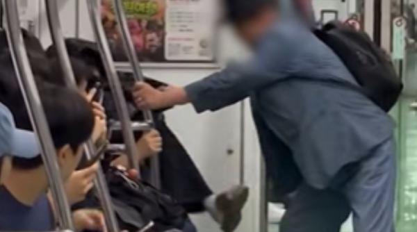 Bătaie în metrou pentru un loc pe scaun. Un bătrân și o tânără s-au încăierat în Seul