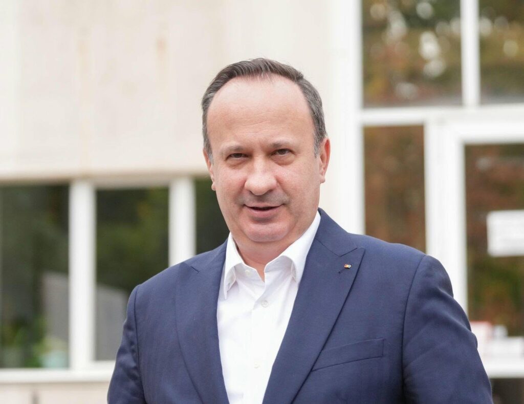 „Banii nu fac politică”. Adrian Câciu: Piețele globale împing dobânzile în sus, nu situația politică internă