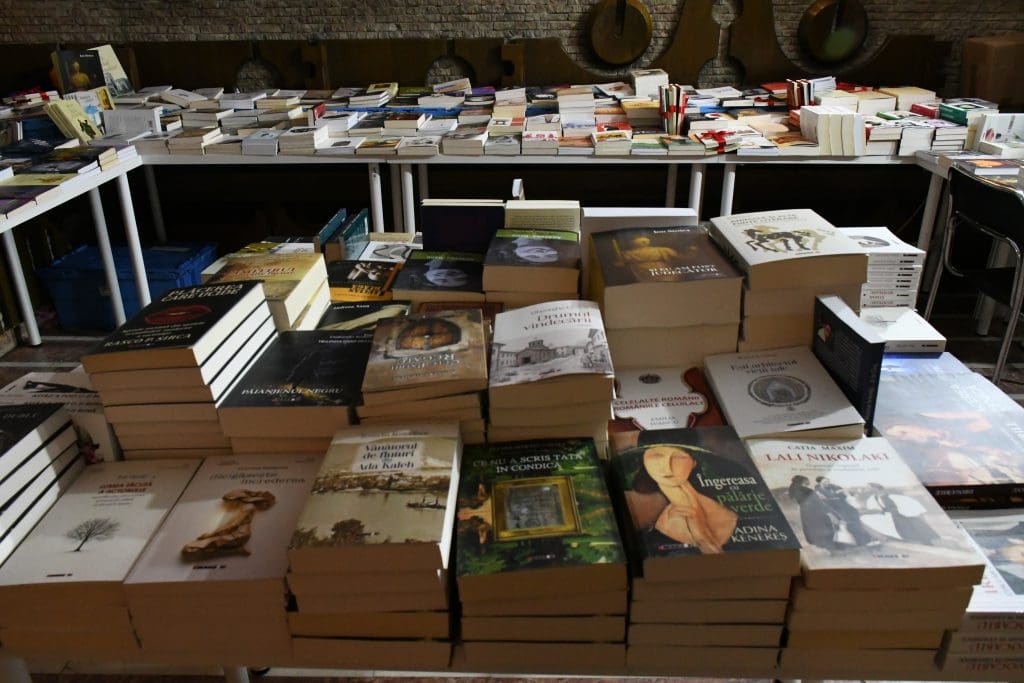 Bookfest continuă și azi: multiple lansări de carte și întâlniri cu autori. Află programul de azi