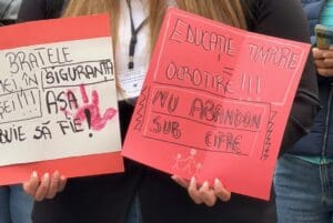 Braşov: Peste 100 de mame au participat la un protest faţă de reducerea personalului din creşe