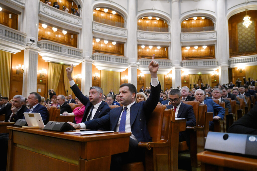 BREAKING Guvernul Mureșan vrea să reducă cu 13% numărul de parlamentari, de la 465 de parlamentari la circa 405