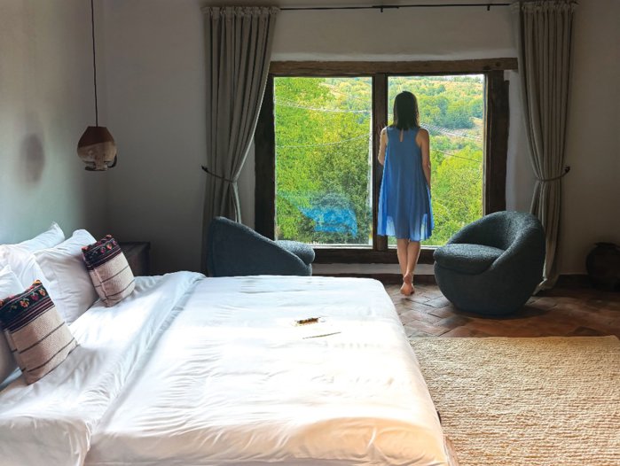 Business MAGAZIN. Cum încearcă Larisa şi George Hoţopan de 10 ani să facă din Coleşti - Bihor un sat cool, urban