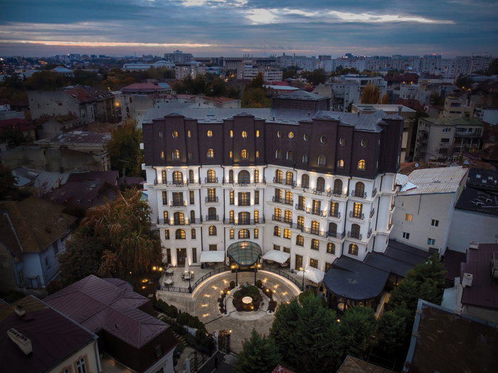 Cine este Diana Popescu, proprietarul Epoque din Bucureşti, de lângă Cişmigiu, unul dintre puţinele hoteluri din Capital