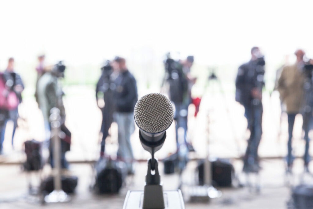 Conflictul dintre Casa Albă și presa americană se intensifică CNN, MS NOW și Politico cer instanței să blocheze interdi