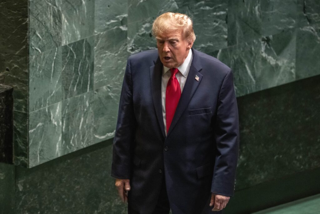 Conflictul lui Trump cu presa continuă. I-a spus unei jurnaliste „să tacă”, după o întrebare incomodă despre blocarea ac