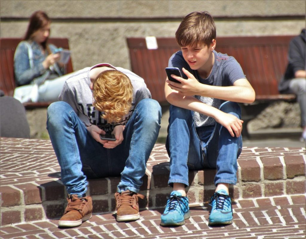 Copiii și adolescenții din România, avertizați de experții în securitate cibernetică asupra unui nou pericol în online,