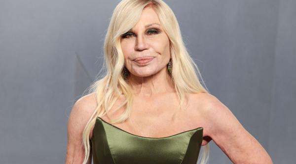 Donatella Versace o ia de la capăt la 71 de ani. Noua afacere vizează Generația Z