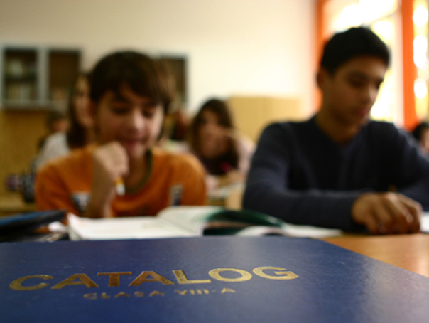 Experimentele, o raritate în şcolile din România. Puţin peste 8,2% dintre profesori fac săptămânal experimente la clasă,