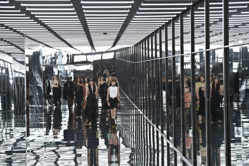 Fendi primăvară-vară 2027 la Milano Fashion Week: Maria Grazia Chiuri se întoarce la corp, dar refuză să îl transforme î
