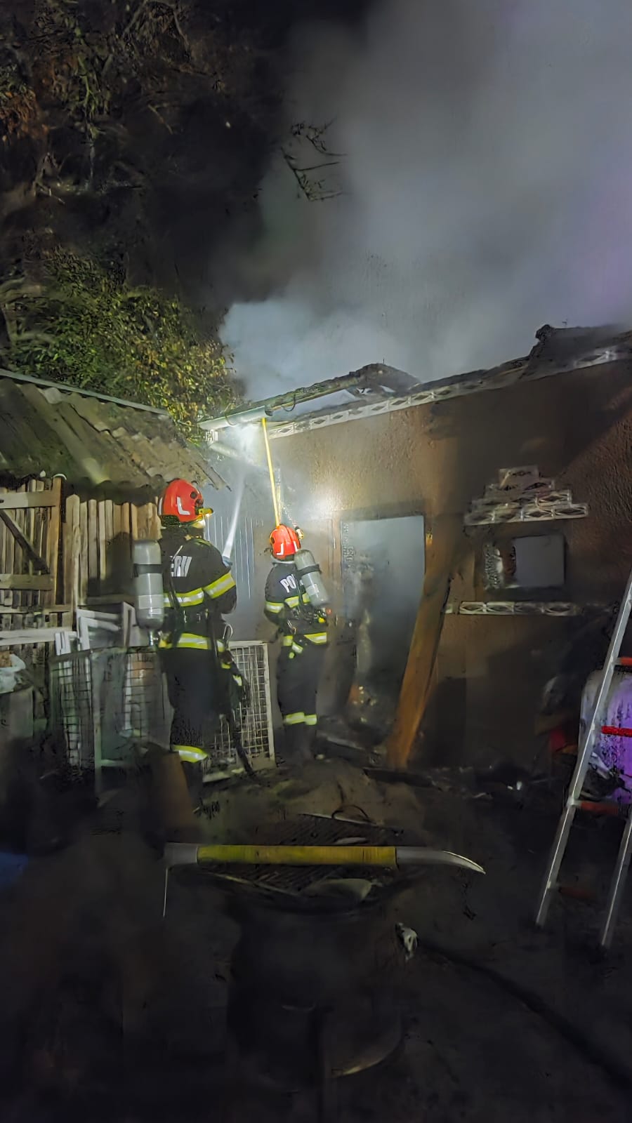 FOTO Incendiu violent la o anexă în Negrilești! 25 de găini au pierit în flăcări