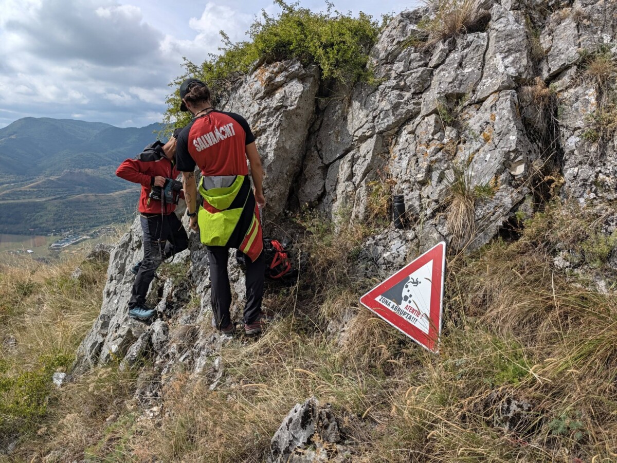 FOTO: Salvamontiștii din Alba au montat un semn de avertizare într-o zonă cu risc, la Piatra Secuiului. Recomandări pent