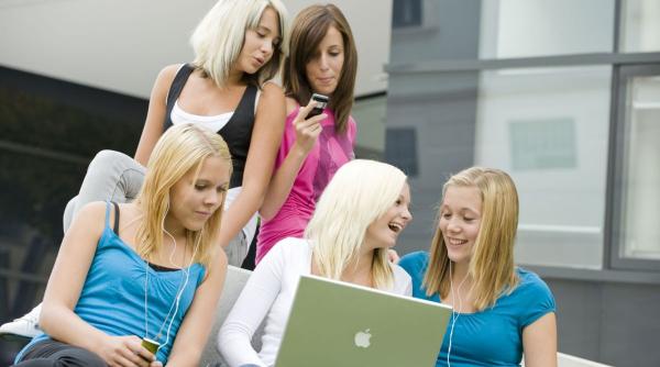 Generația Z vrea să scape de telefon. Cum își schimbă tinerii obiceiurile digitale
