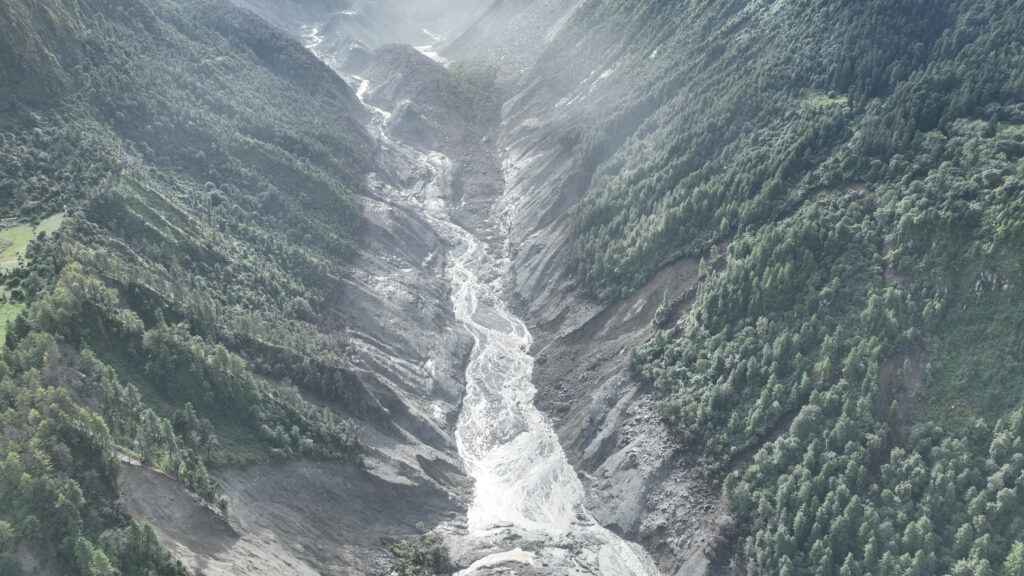 Imagini incredibile cu un munte din Nepal care se prăbușește în câteva secunde