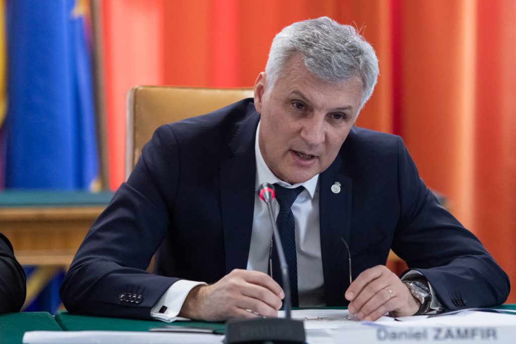Inițiatorul proiectului de lege pentru uniformele obligatorii în școli, senatorul PSD Daniel Zamfir, invocă „neomarxismu