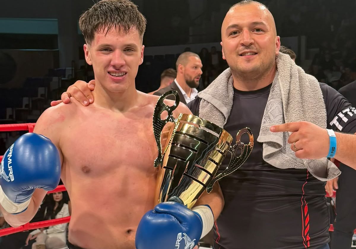 Luptătorul de kickbox din Aiud, Alessio Cormoș, debut cu victorie la profesioniști, în fața unui sportiv de la Stoica Br