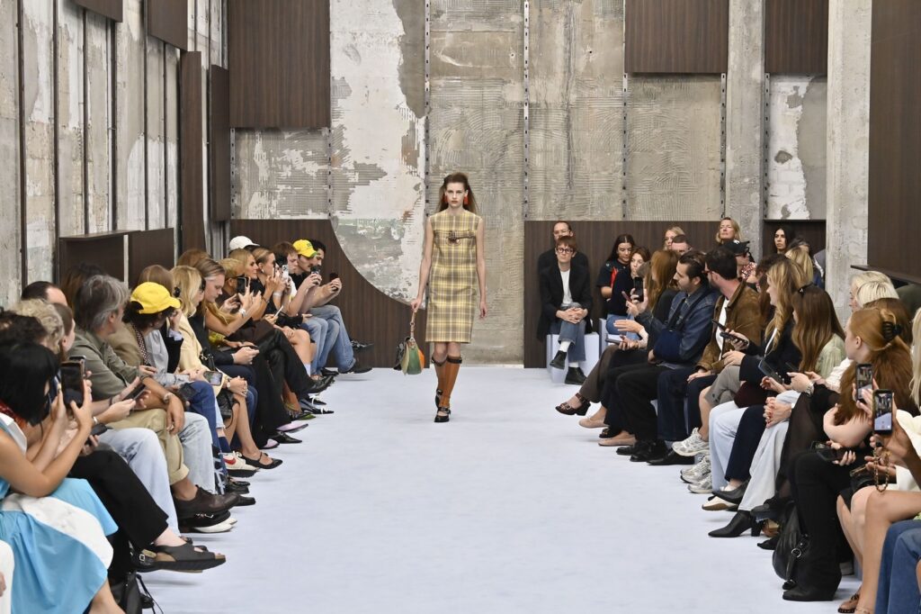 Marni primăvară-vară 2027 la Milano Fashion Week: Suntem pregătiți pentru întoarcerea modei din 2010?