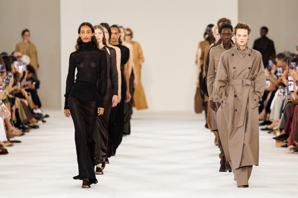 Max Mara primăvară-vară 2027 la Milano Fashion Week: puterea nu are nevoie să ridice vocea
