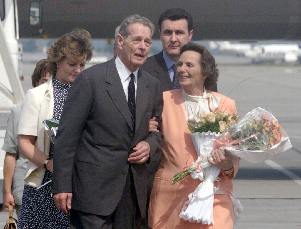MEDIAFAX 35. 1992 Regele Mihai revine în România. Alegerile prezidențiale, câștigate de Ion Iliescu