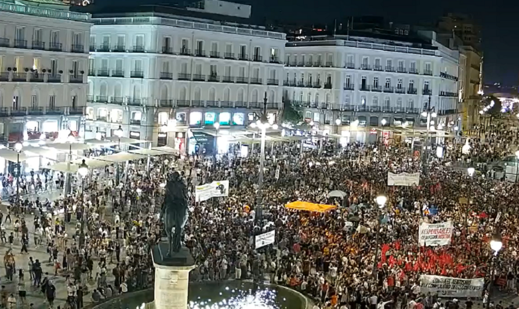 Mii de oameni protestează în Madrid față de costurile ridicate ale locuințelor, după ce o femeie a fost evacuată forțat
