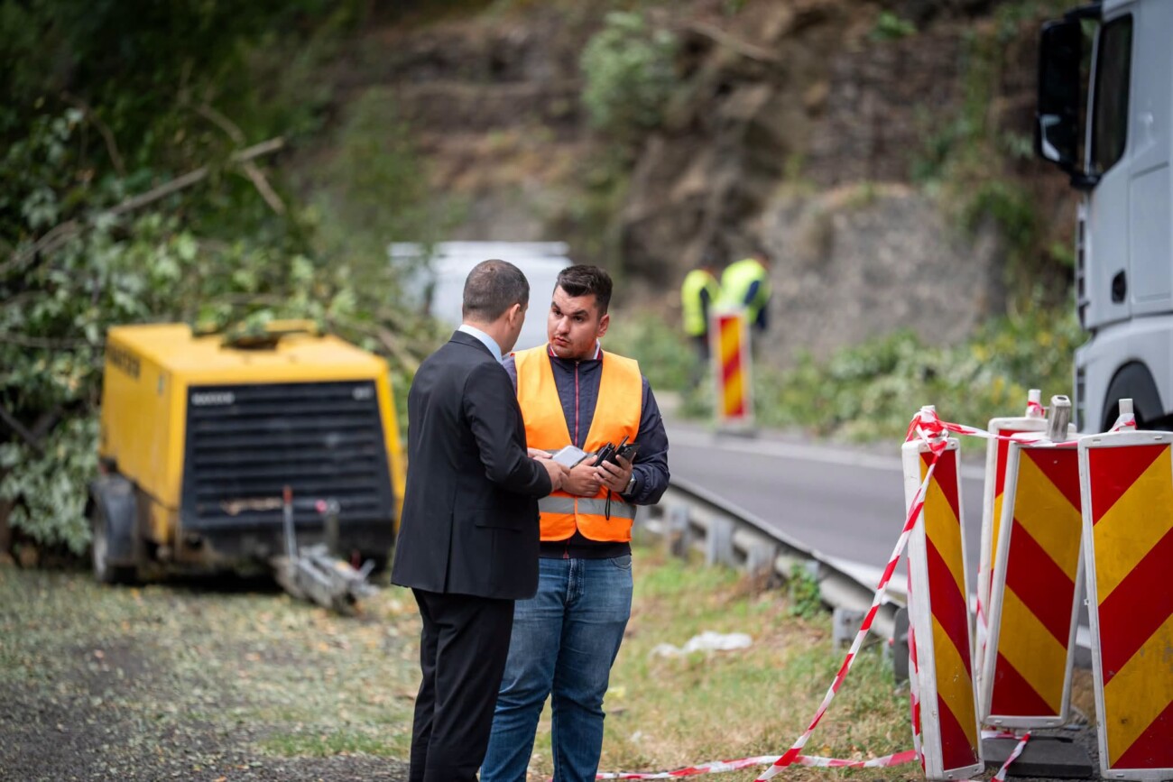 Ministrul interimar al Transporturilor a simțit pe pielea lui haosul de pe Valea Oltului. Șoferii au stat toată vara la