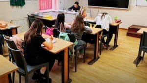 Mulţi elevi din învățământul preuniversitar din România au mers la școală sau la liceu îmbrăcați în negru