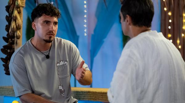 În această seară, Radu Vâlcan aduce emoții extreme în vila fetelor, cu anunțul unui bonfire la care vor participa doar d