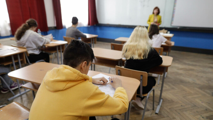 Nicușor Dan a promulgat legea care prevede eliminarea examenului suplimentar de admitere la liceu