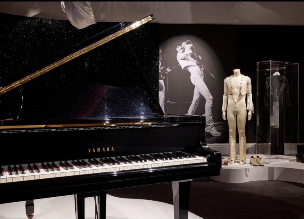 O parte din istoria muzicii ajunge la licitație. Obiecte emblematice ale lui Michael Jackson, Freddie Mercury sau ale tr