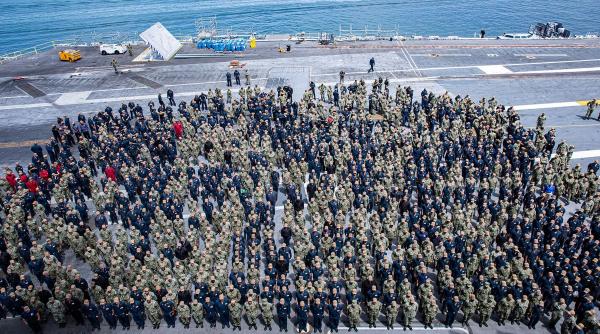 Opt tentative de sinucidere pe portavionul USS Abraham Lincoln, după nouă luni de misiune