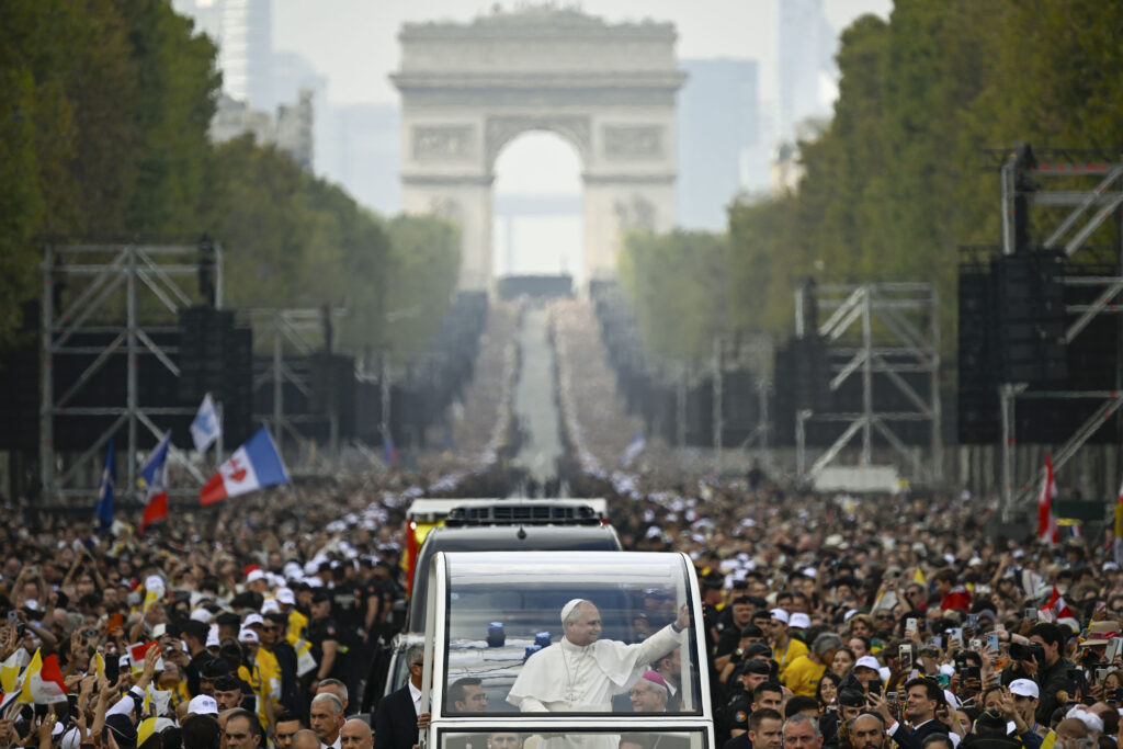 Papa Leon a lăudat „entuziasmul, energia și dăruirea” tinerilor în cadrul slujbei din Paris. Ce politicieni de rang înal
