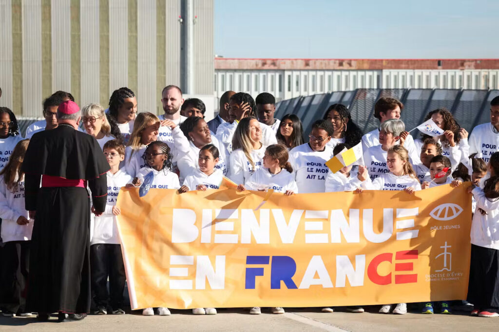 Papa Leon al XIV-lea a ajuns în Franța Prima zi a vizitei include întâlniri cu Macron, un discurs la UNESCO și o proces