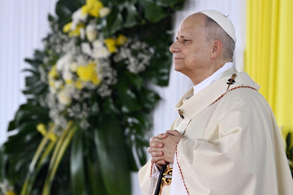 Papa Leon al XIV-lea pledează pentru convieţuire în demnitate şi pace în fața migranții din Paris