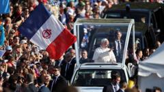Papa spune că „flagelul” abuzului trebuie să fie dezrădăcinat în timp ce vizitează Lourdes