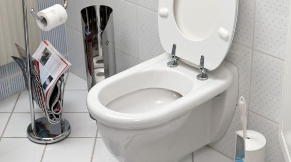 Poți curăța toaleta cu oțet? Ce trebuie să știi înainte să-l folosești
