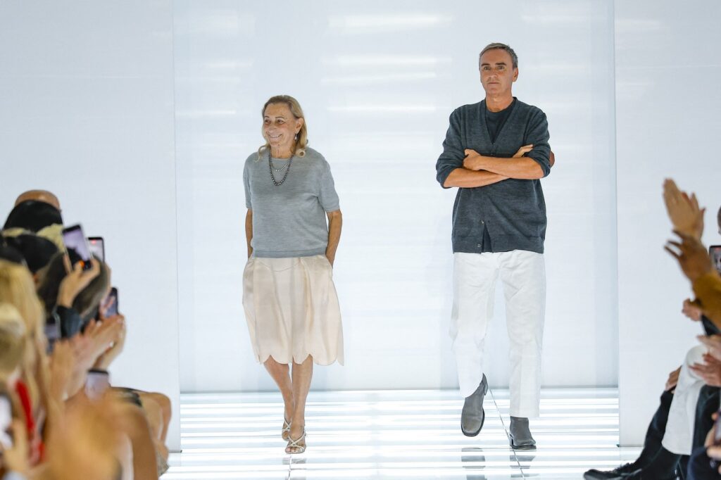 Prada primăvară-vară 2027 la Milano Fashion Week: Miuccia Prada și obsesia pentru fustă. Dar unde este Raf Simons?