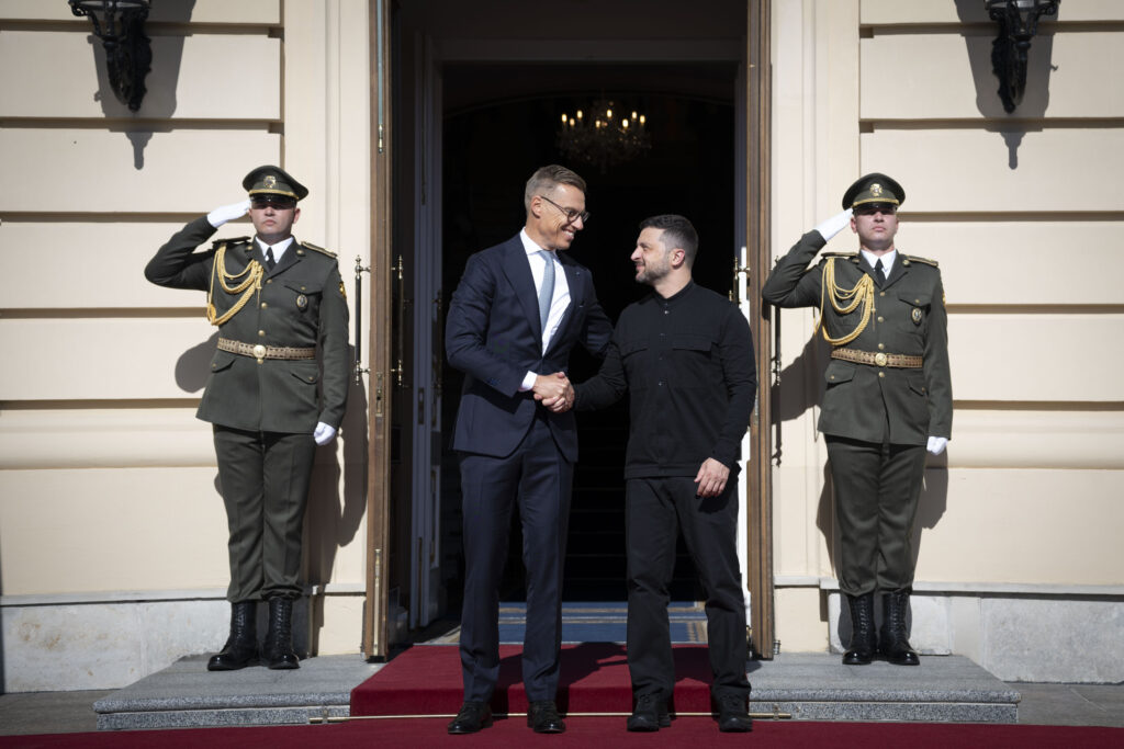 Președintele Finlandei îi cere lui Musk să extindă Starlink în Ucraina pentru lovirea lansatoarelor rusești