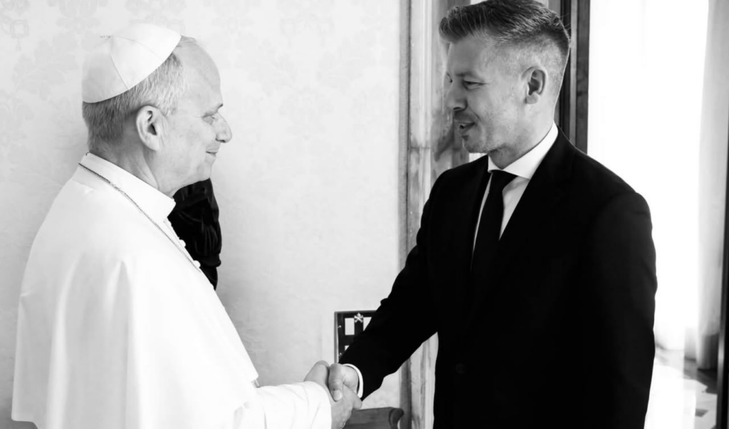 Premierul Ungariei, Péter Magyar, a dansat cu trecătorii pe străzile Romei, după întâlnirea cu Papa Leon al XIV-lea